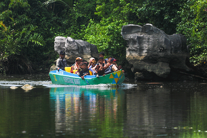 Sejumlah anak sekolah dan warga menumpangi perahu listrik di kawasan Desa Salenrang, Kabupaten Maros, Sabtu (10/12/2022).