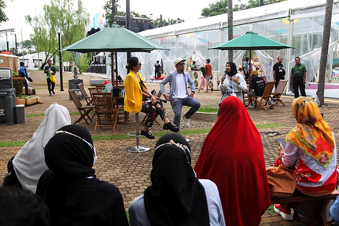 Konten Kreator Bena Kribo (tengah) dan Owner Linean Malinda saat menjadi pembicara dalam talkshow kreatif Wirausaha Muda Mandiri (WMM) Fest 2022.