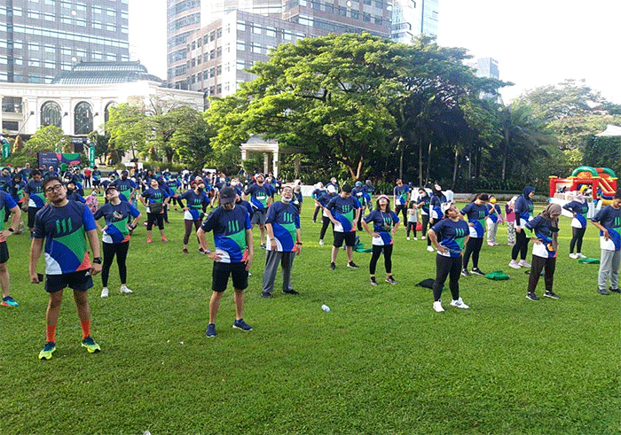 Presiden Direktur & CEO Manulife Indonesia Ryan Charland saat melepas peserta Fun Walk di Jakarta, Minggu (11/12/2022).