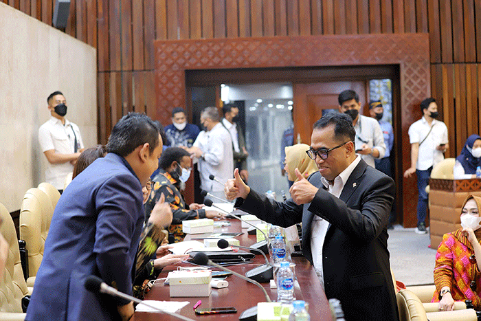 Menteri Perhubungan Budi Karya Sumadi (tengah) saat mengikuti rapat kerja dengan Komisi V DPR di Kompleks Parlemen, Senayan, Jakarta, Senin (12/12/2022).