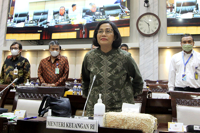 Menteri Keuangan Sri Mulyani (tengah) mengikuti rapat kerja bersama Komisi XI DPR di Kompleks Parlemen, Senayan, Jakarta, Senin (12/12/2022).
