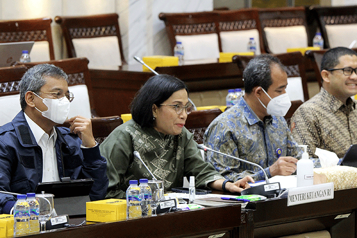 Menteri Keuangan Sri Mulyani (tengah) mengikuti rapat kerja bersama Komisi XI DPR di Kompleks Parlemen, Senayan, Jakarta, Senin (12/12/2022).