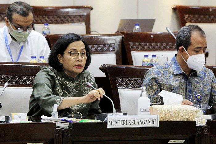 Menteri Keuangan Sri Mulyani (tengah) mengikuti rapat kerja bersama Komisi XI DPR di Kompleks Parlemen, Senayan, Jakarta, Senin (12/12/2022).