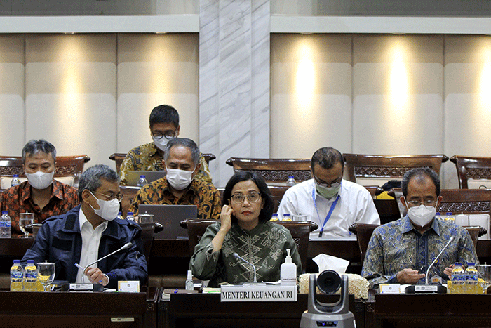 Menteri Keuangan Sri Mulyani (tengah) mengikuti rapat kerja bersama Komisi XI DPR di Kompleks Parlemen, Senayan, Jakarta, Senin (12/12/2022).