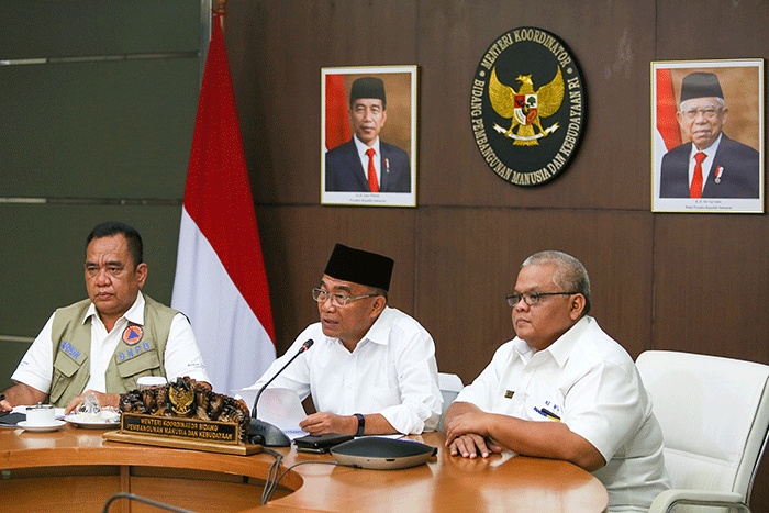 Menteri Koordinator Bidang Pembangunan Manusia dan Kebudayaan Muhadjir Effendy (tengah) saat konferensi pers di gedung Kemenko PMK.