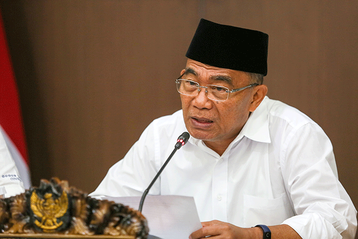 Menteri Koordinator Bidang Pembangunan Manusia dan Kebudayaan Muhadjir Effendy (tengah) saat konferensi pers di gedung Kemenko PMK.