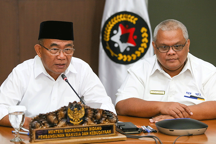 Menteri Koordinator Bidang Pembangunan Manusia dan Kebudayaan Muhadjir Effendy (tengah) saat konferensi pers di gedung Kemenko PMK.