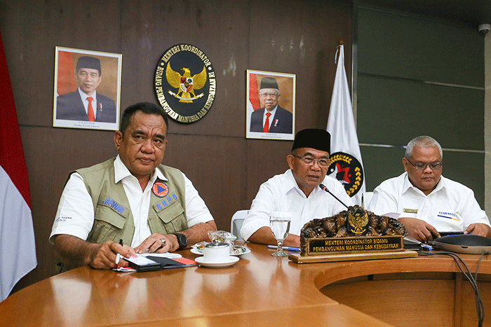 Menteri Koordinator Bidang Pembangunan Manusia dan Kebudayaan Muhadjir Effendy (tengah) saat konferensi pers di gedung Kemenko PMK.