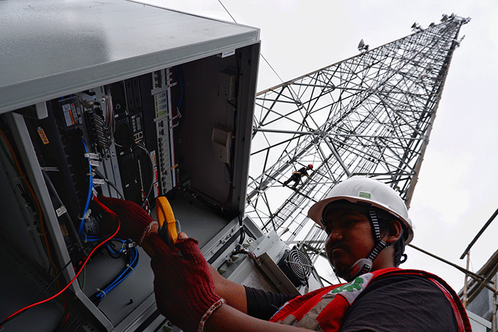 Teknisi XL Axiata melakukan pemeriksaan perangkat BTS (Base Transceiver Station) di objek wisata Malino, Kabupaten Gowa, Sulawesi Selatan, Selasa (13/12/2022).