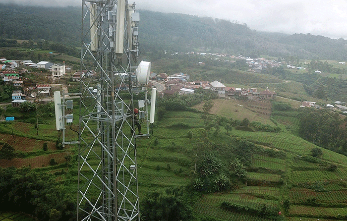 Teknisi XL Axiata melakukan pemeriksaan perangkat BTS (Base Transceiver Station) di objek wisata Malino, Kabupaten Gowa, Sulawesi Selatan, Selasa (13/12/2022).