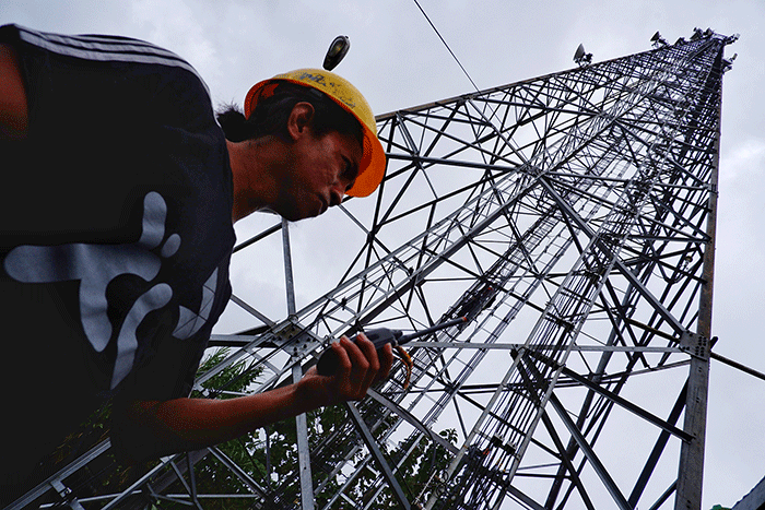 Teknisi XL Axiata melakukan pemeriksaan perangkat BTS (Base Transceiver Station) di objek wisata Malino, Kabupaten Gowa, Sulawesi Selatan, Selasa (13/12/2022).