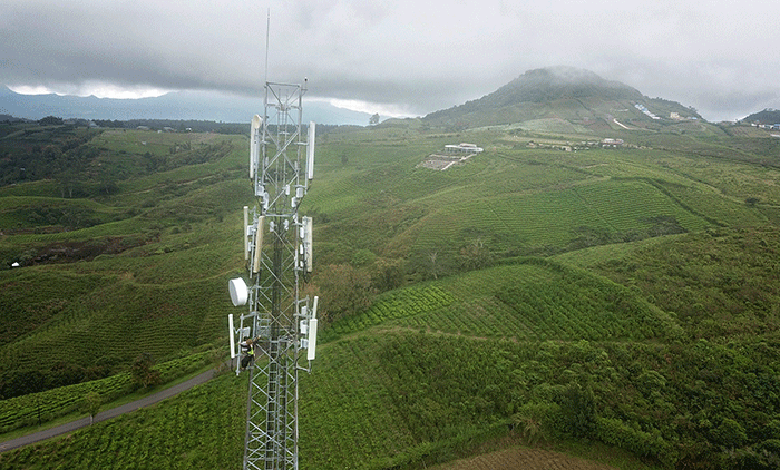 Teknisi XL Axiata melakukan pemeriksaan perangkat BTS (Base Transceiver Station) di objek wisata Malino, Kabupaten Gowa, Sulawesi Selatan, Selasa (13/12/2022).