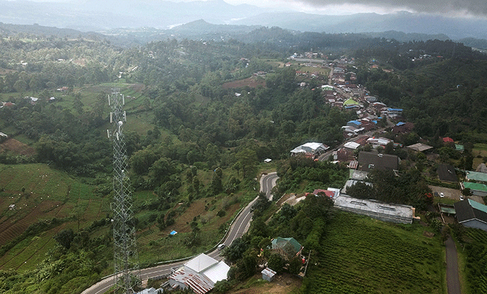 Teknisi XL Axiata melakukan pemeriksaan perangkat BTS (Base Transceiver Station) di objek wisata Malino, Kabupaten Gowa, Sulawesi Selatan, Selasa (13/12/2022).