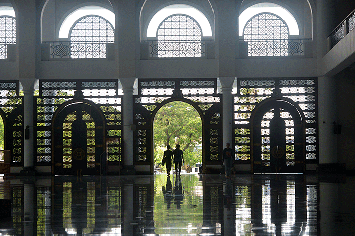 Indah, megah, mewah, klasik hingga modern. Begitulah nuansa yang melekat pada masjid-masjid di wilayah Jawa Timur.