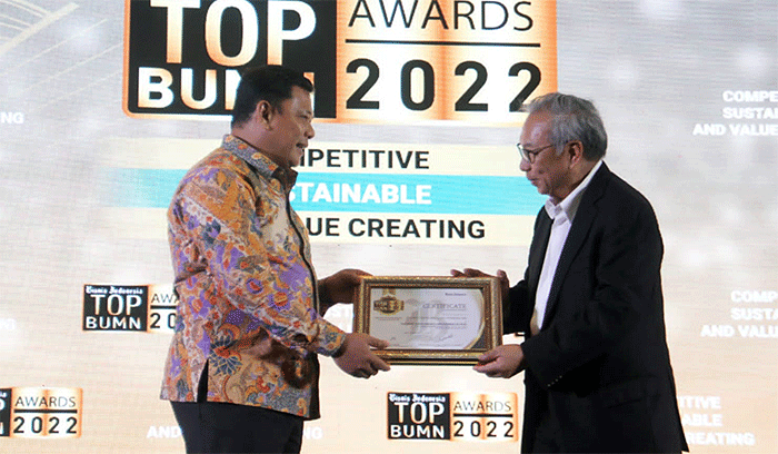 Corporate Secretary PT Bank Tabungan Negara (Persero) Tbk. Achmad Chaerul (kiri) menerima penghargaan dalam ajang TOP BUMN Awards 2022 di Jakarta.