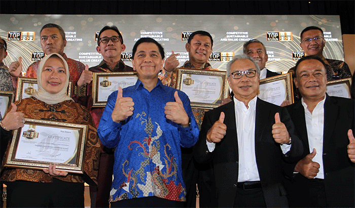 Corporate Secretary PT Bank Tabungan Negara (Persero) Tbk. Achmad Chaerul (kiri) menerima penghargaan dalam ajang TOP BUMN Awards 2022 di Jakarta.