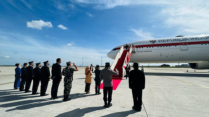 Presiden Joko Widodo beserta Iriana Joko Widodo bertolak menuju Belgia untuk menghadiri Konferensi Tingkat Tinggi (KTT) Peringatan 45 Tahun ASEAN-Uni Eropa.