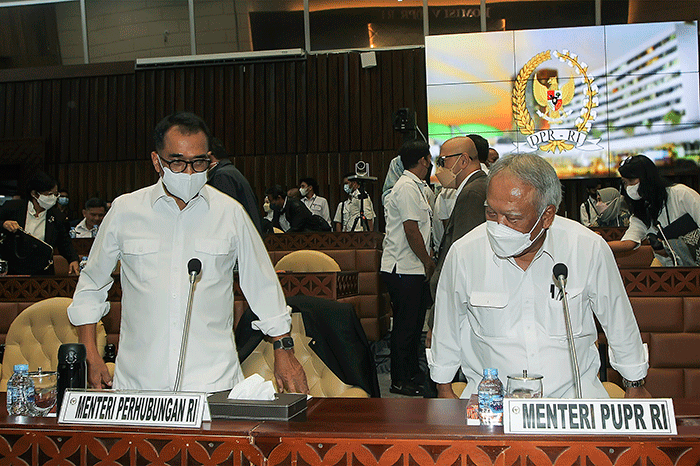 Rapat Kerja dengan Komisi V DPR RI di gedung Parlemen, Jakarta, Selasa (13/12/2022).