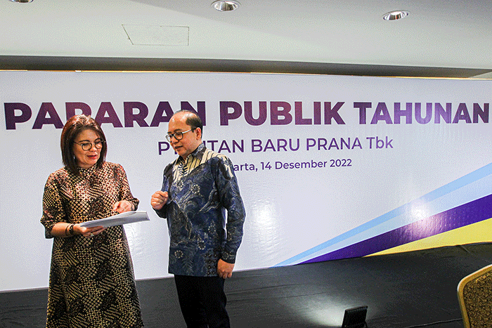 Direktur Intan Baru Prana Alexander Reyza dan Corporate Secretary Intan Baru Prana Yunita Rivianti Riyadi berfoto usai menggelar Paparan Publik Tahunan.