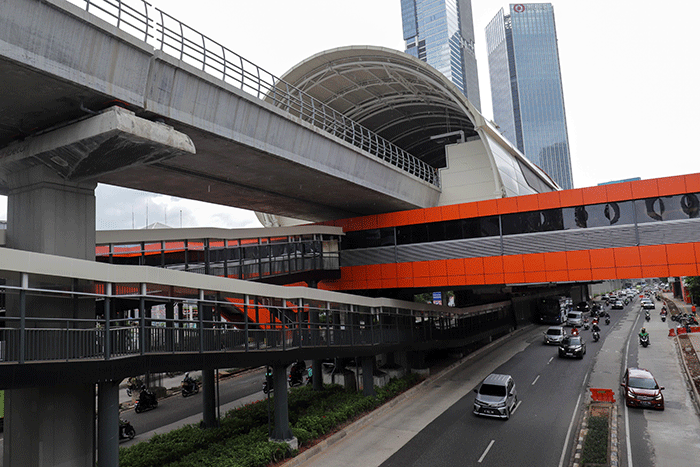 Warga melintas didekat proyek Stasiun Lintas Raya Terpadu (LRT) Rasuna Said, Kuningan, Jakarta Selatan, Rabu (14/12/2022).