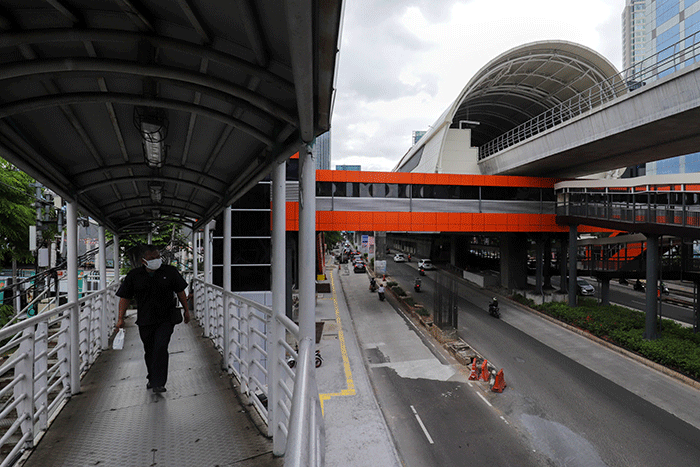 Warga melintas didekat proyek Stasiun Lintas Raya Terpadu (LRT) Rasuna Said, Kuningan, Jakarta Selatan, Rabu (14/12/2022).