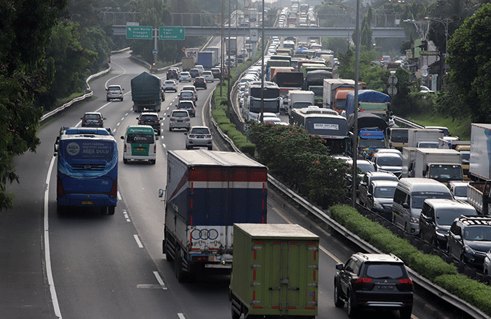 Pengendara melintas di Jalan Tol Joor di kawasan Jatiwarna, Kota Bekasi.