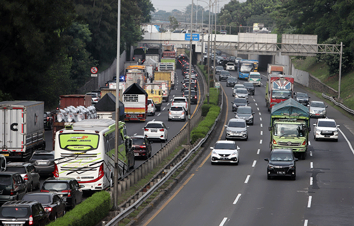 Pengendara melintas di Jalan Tol Joor di kawasan Jatiwarna, Kota Bekasi.