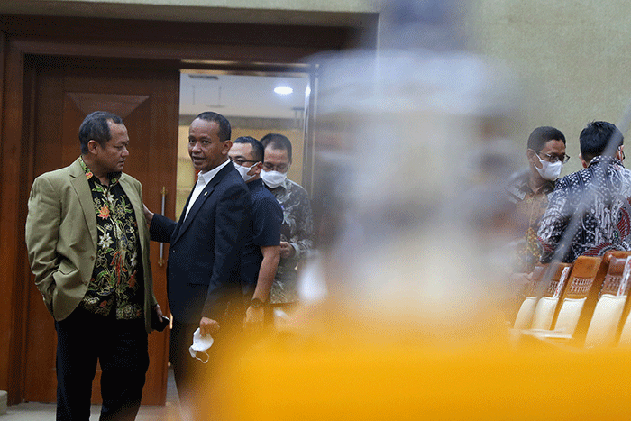 Menteri Investasi/Kepala Badan Koordinasi Penanaman Modal (BKPM) Bahlil Lahadalia mengikuti rapat kerja dengan Komisi VI DPR di Kompleks Parlemen.