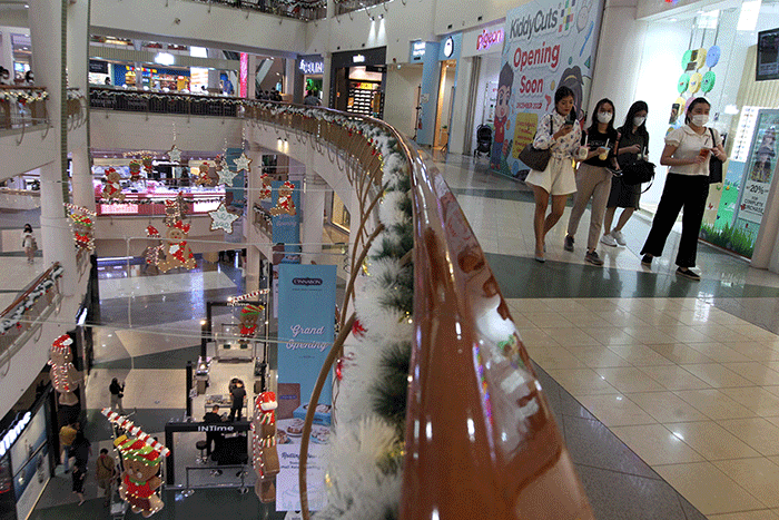 Pengunjung berfoto dengan latar dekorasi perayaan Natal dan Tahun Baru 2023 di Summarecon Mall Kelapa Gading, Selasa (13/12/2022).