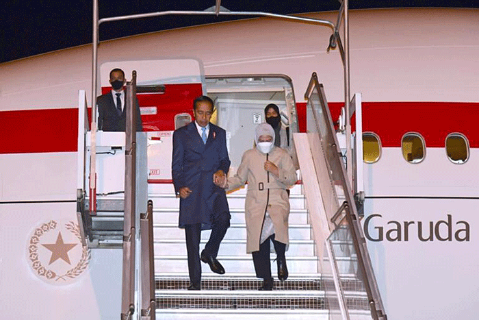 Presiden Joko Widodo dan Iriana Jokow Widodo tiba di Bandara Abelag, Brussels, Belgia, sekitar pukul 18.00 waktu setempat, Selasa (13/12/2022).