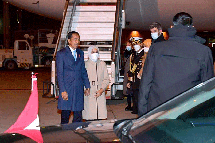 Presiden Joko Widodo dan Iriana Jokow Widodo tiba di Bandara Abelag, Brussels, Belgia, sekitar pukul 18.00 waktu setempat, Selasa (13/12/2022).