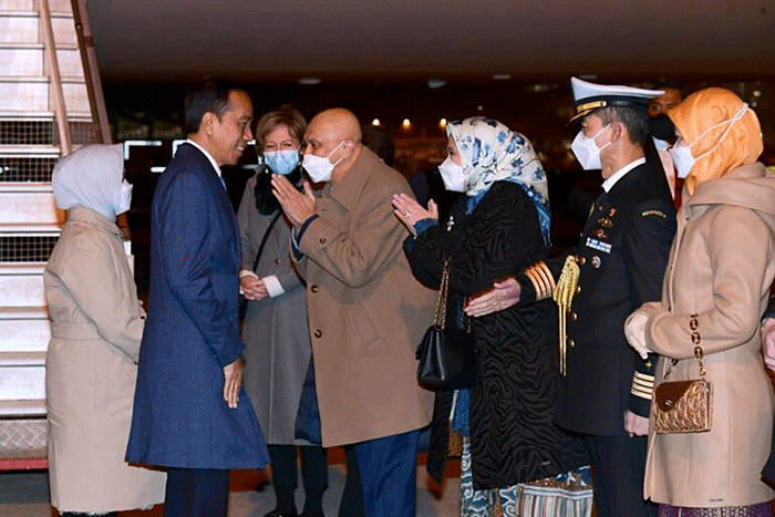 Presiden Joko Widodo dan Iriana Jokow Widodo tiba di Bandara Abelag, Brussels, Belgia, sekitar pukul 18.00 waktu setempat, Selasa (13/12/2022).