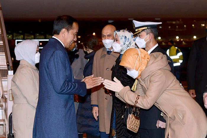 Presiden Joko Widodo dan Iriana Jokow Widodo tiba di Bandara Abelag, Brussels, Belgia, sekitar pukul 18.00 waktu setempat, Selasa (13/12/2022).
