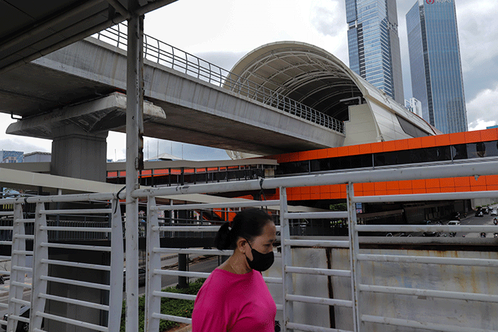 Kendaraan melintas didekat proyek Stasiun Lintas Raya Terpadu (LRT) Rasuna Said, Kuningan, Jakarta Selatan, Rabu (14/12/2022).