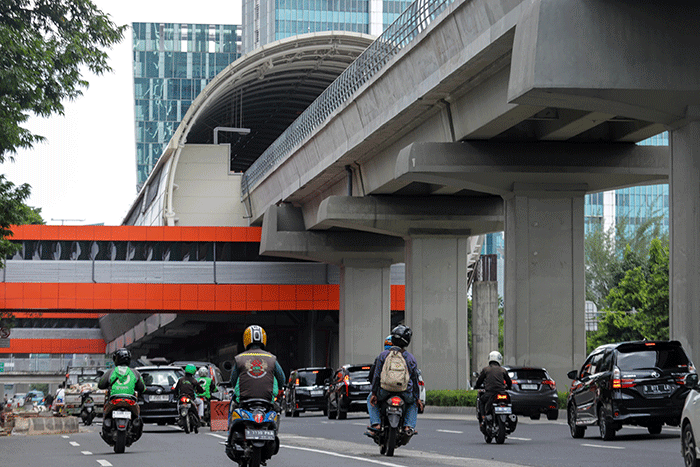 Kendaraan melintas didekat proyek Stasiun Lintas Raya Terpadu (LRT) Rasuna Said, Kuningan, Jakarta Selatan, Rabu (14/12/2022).