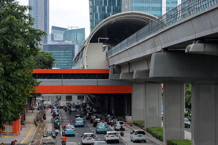Kendaraan melintas didekat proyek Stasiun Lintas Raya Terpadu (LRT) Rasuna Said, Kuningan, Jakarta Selatan, Rabu (14/12/2022).