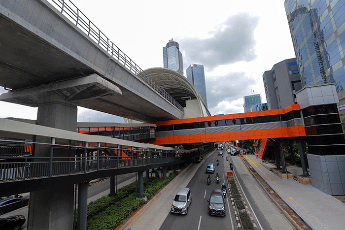 Kendaraan melintas didekat proyek Stasiun Lintas Raya Terpadu (LRT) Rasuna Said, Kuningan, Jakarta Selatan, Rabu (14/12/2022).