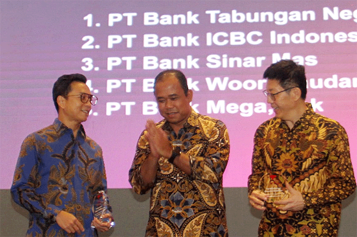 Direktur Risk Management Bank BTN Setiyo Wibowo menerima penghargaan The Best Resilence Bank dalam ajang Financial Award 2022 di Jakarta, Rabu (14/12/2022).