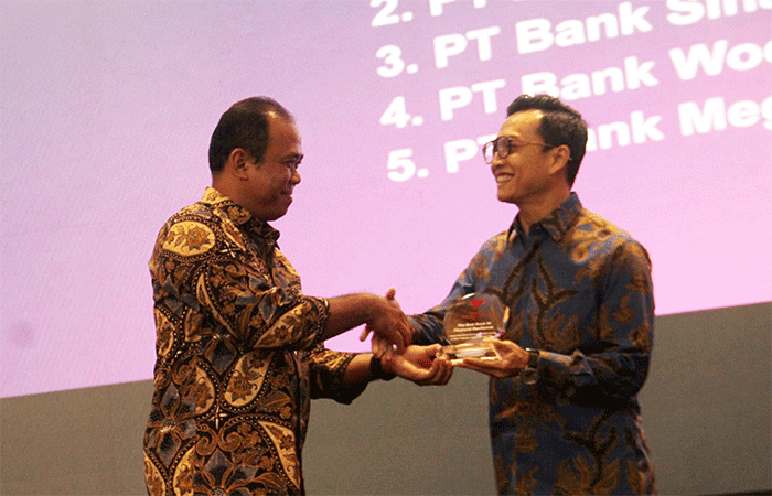 Direktur Risk Management Bank BTN Setiyo Wibowo menerima penghargaan The Best Resilence Bank dalam ajang Financial Award 2022 di Jakarta, Rabu (14/12/2022).