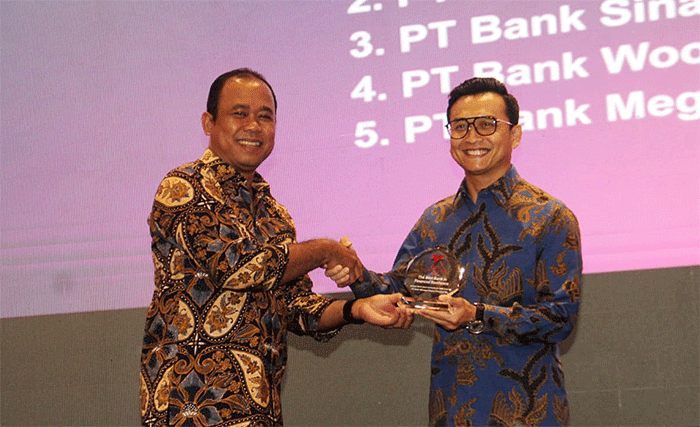 Direktur Risk Management Bank BTN Setiyo Wibowo menerima penghargaan The Best Resilence Bank dalam ajang Financial Award 2022 di Jakarta, Rabu (14/12/2022).