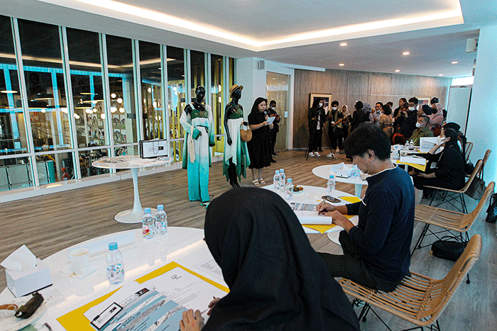 Sejumlah desainer muda saat bersiap untuk melakukan penilaian karya oleh juri Indonesia Fashion Week 2023 di Jakarta, Kamis (15/12/2022).