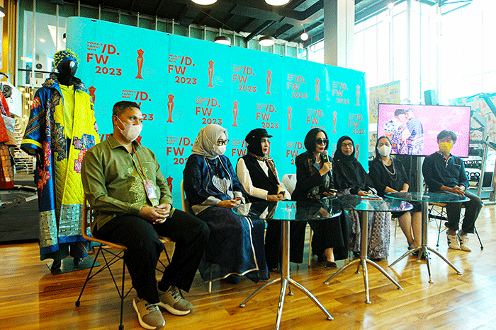 Sejumlah desainer muda saat bersiap untuk melakukan penilaian karya oleh juri Indonesia Fashion Week 2023 di Jakarta, Kamis (15/12/2022).