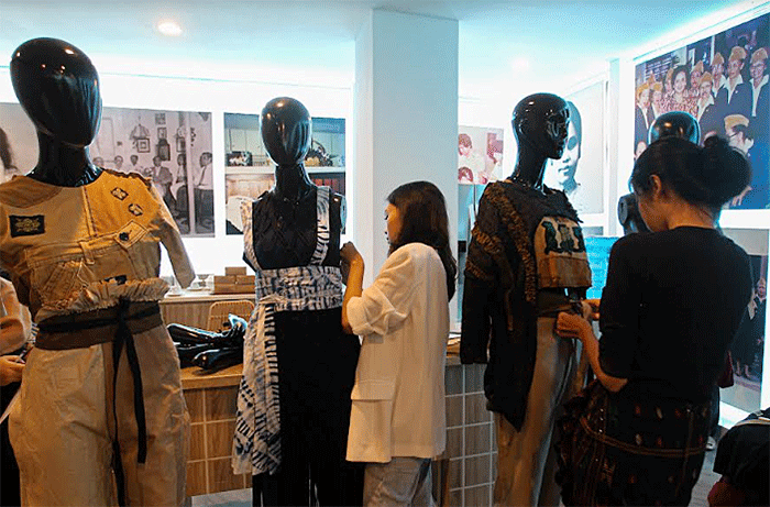 Sejumlah desainer muda saat bersiap untuk melakukan penilaian karya oleh juri Indonesia Fashion Week 2023 di Jakarta, Kamis (15/12/2022).