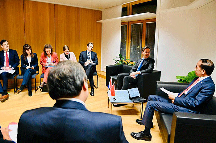 Presiden Joko Widodo melakukan pertemuan bilateral dengan Perdana Menteri Belanda Mark Rutte, di sela penyelenggaraan KTT Peringatan 45 Tahun ASEAN-Uni Eropa.