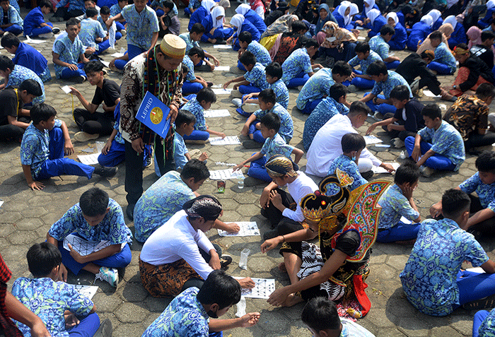 Sebanyak 600 siswa, guru hingga wali orang tua murid bermain Catur Jawa atau dikenal dengan nama dam-daman di lapangan SMIT Bina Amal Gunungpati, Semarang.
