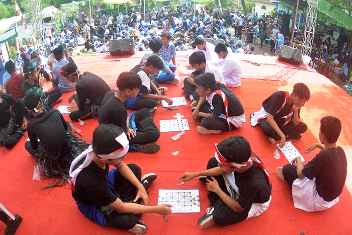 Sebanyak 600 siswa, guru hingga wali orang tua murid bermain Catur Jawa atau dikenal dengan nama dam-daman di lapangan SMIT Bina Amal Gunungpati, Semarang.