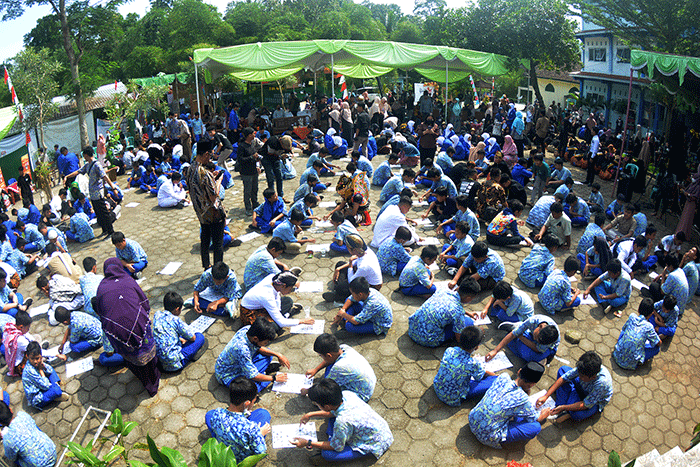 Sebanyak 600 siswa, guru hingga wali orang tua murid bermain Catur Jawa atau dikenal dengan nama dam-daman di lapangan SMIT Bina Amal Gunungpati, Semarang.