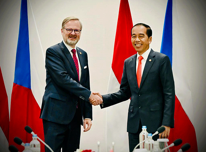Presiden Joko Widodo didampingi Menko Airlangga saat menghadiri Konferensi Tingkat Tinggi (KTT) Peringatan 45 Tahun ASEAN – Uni Eropa di Brussels, Belgia.