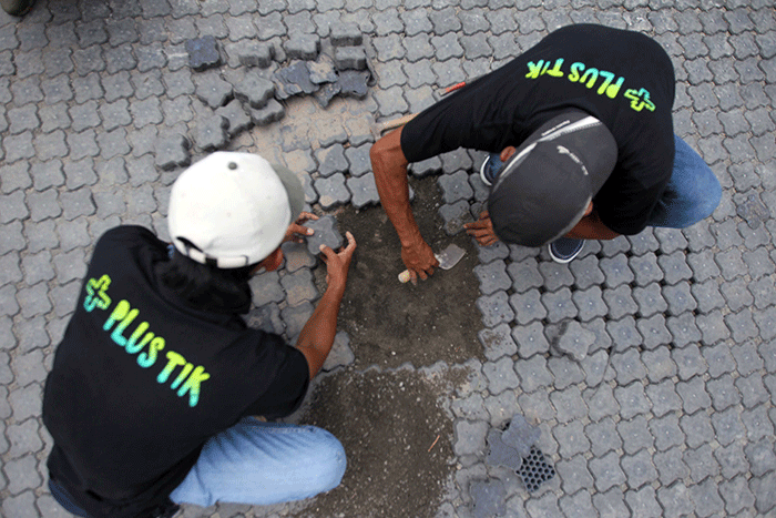 Seremoni pengaspalan Paving Block Daur Ulang Samsonite di Taman Wisata Alam Mangrove Angke Kapuk, Jakarta, Kamis (15/12/2022).