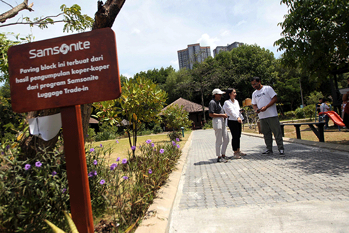 Seremoni pengaspalan Paving Block Daur Ulang Samsonite di Taman Wisata Alam Mangrove Angke Kapuk, Jakarta, Kamis (15/12/2022).